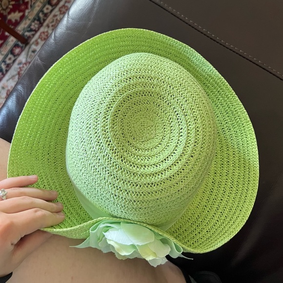 👒Little girl OS, green sun hat with green rose & ribbon accent, preowned. - Picture 4 of 6